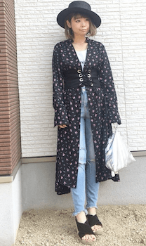 黒のコルセットベルト×ロングガウン×デニム