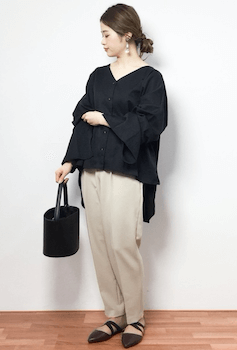 オーバーシャツ×タック入りパンツ×フラットパンプス