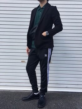 トラックパンツを使ったメンズのおしゃれな着こなし方6:テイスト違いのアイテムを合わせる