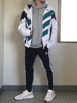 トラックパンツを使ったメンズのおしゃれな着こなし方3:スニーカーを合わせてよりスポーティに着こなす