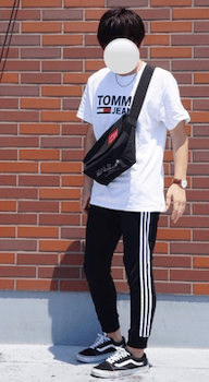 トラックパンツを使ったメンズのおしゃれな着こなし方7:(春夏)ロンTやTシャツとシンプルに合わせる