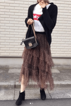 ティアードスカート×ロゴTシャツ×ショートブーツ