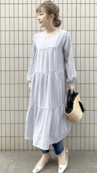 ティアードワンピース×カットオフデニム×パンプス