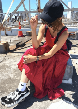 ティアードワンピース×スニーカー×リュック