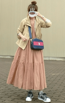 ティアードワンピース×スニーカー×ブルゾン