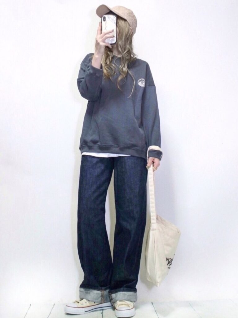スウェット×デニムパンツ×スニーカー×キャップ
