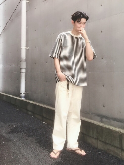 チノパンツ×ビーチサンダル