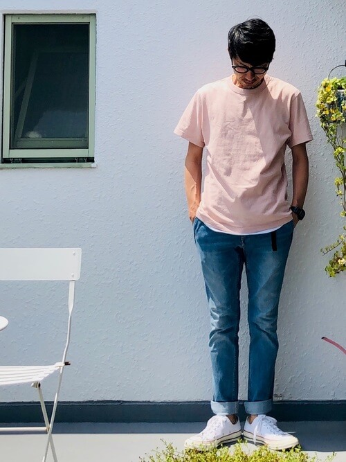 ピンクTシャツ×白のカットソー×デニムパンツ×白のスニーカー