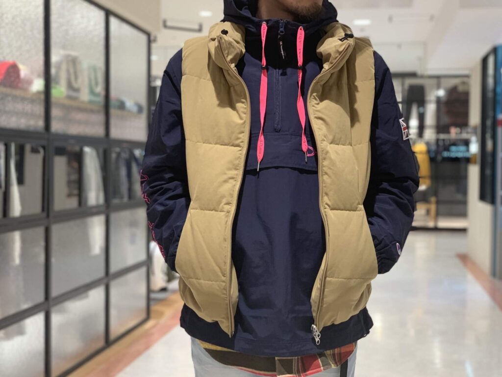 アノラックパーカーをベストと重ね着