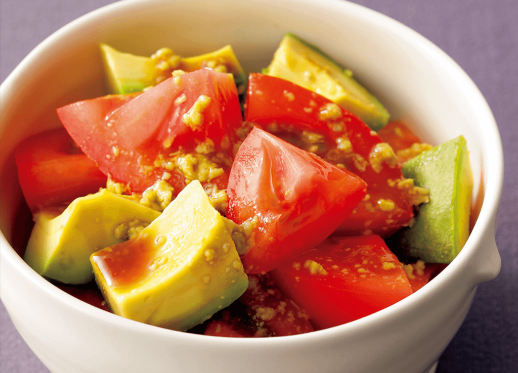 アルカリ性ダイエットに効果的なレシピ：アボカドとトマトのサラダ