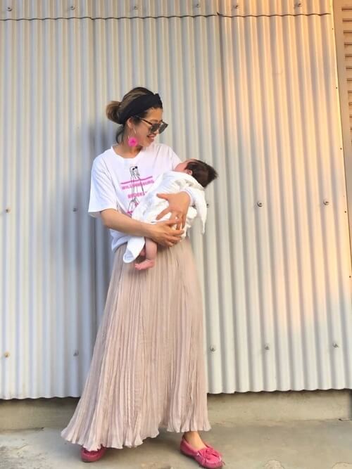 デッキシューズ×白のロゴTシャツ×ベージュのプリーツスカート