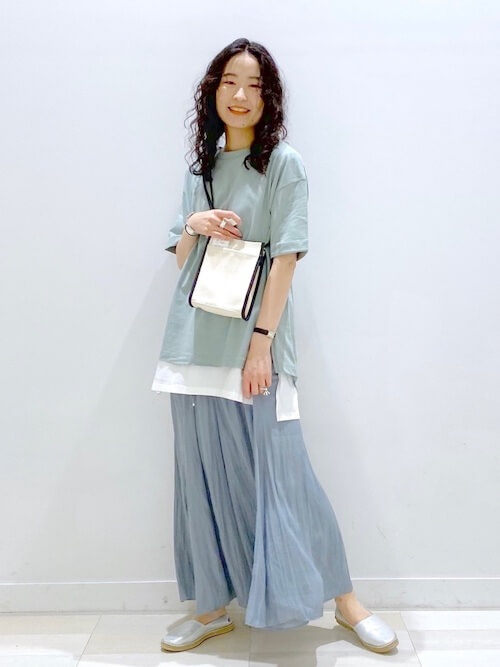 スリッポン×グリーンのTシャツ×ブルーのスカート×白のショルダーバッグ