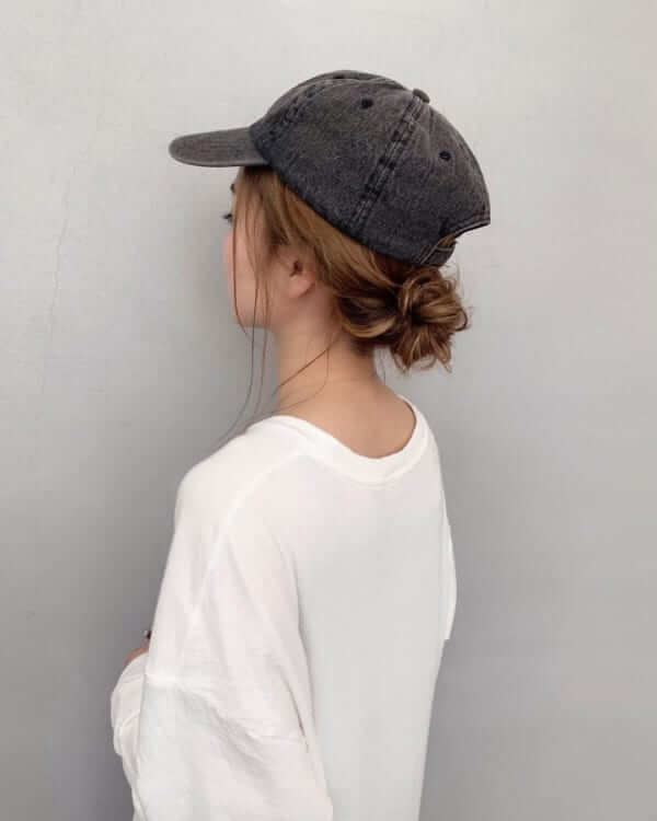 【キャップ】ミディアムの髪型：ルーズシニヨン
