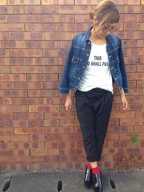 Tシャツ×デニムジャケット×黒パンツ