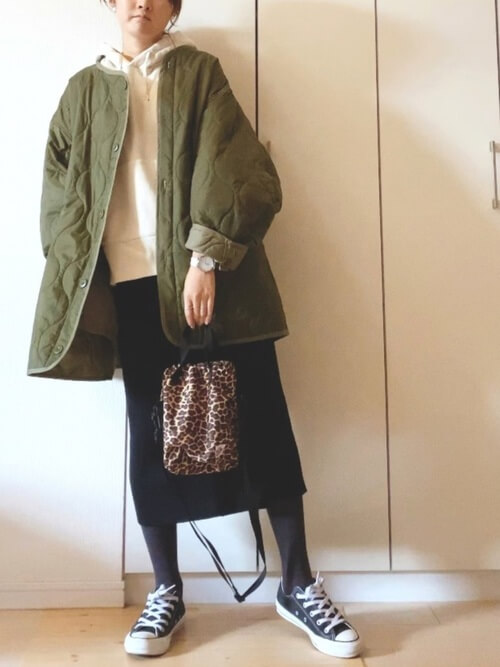 黒のタイツ×グリーンのコート×白のパーカー×黒のスカート×黒のスニーカー