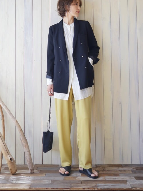 白のシャツ×ネイビーのテーラードジャケット×イエローのパンツ×黒のトングサンダル