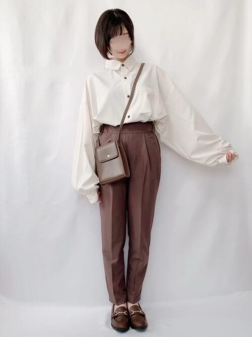 白のシャツ×ブラウンのパンツ×ブラウンのローファー×ブラウンのバッグ