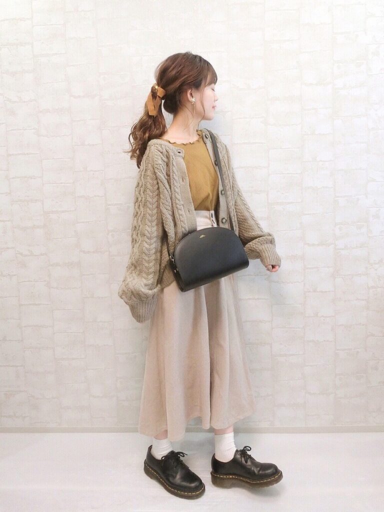 カーディガン(GU)×イエローのトップス×ベージュのフレアスカート×ブーツ