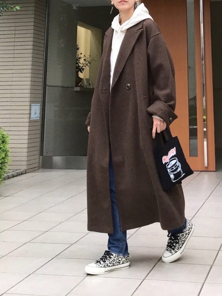 ブラウンのチェスターコート×白パーカー×スキニーデニム×スニーカー