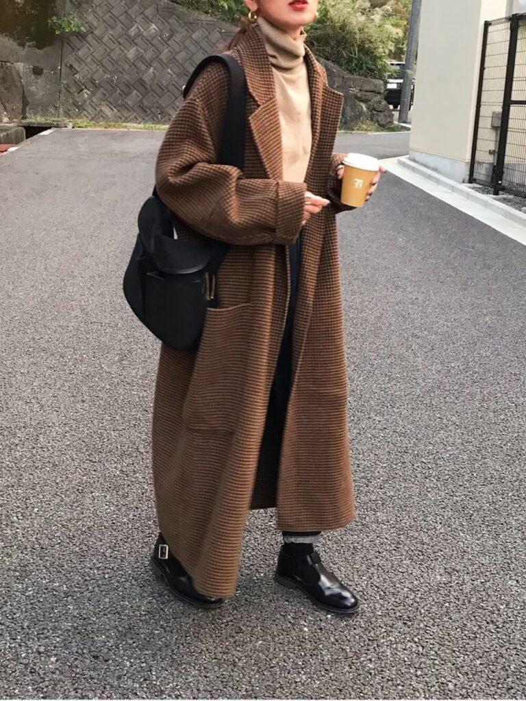 ブラウンのチェスターコート×タートルネックプルオーバー×スキニーデニム×Tストラップシューズ