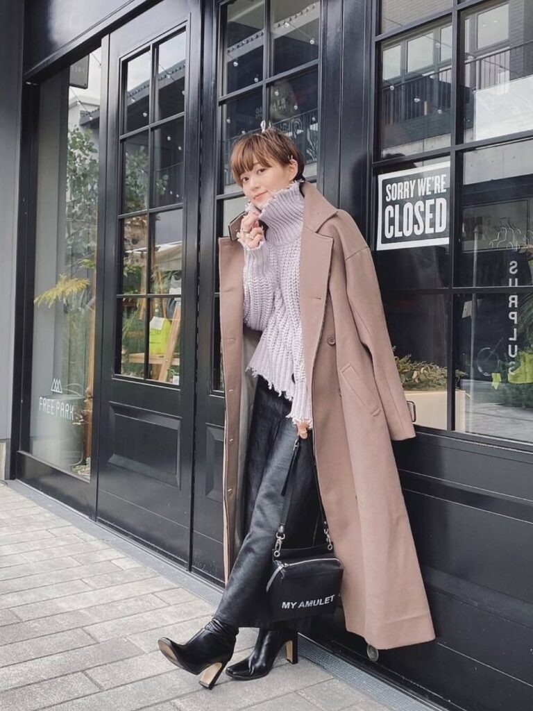 ブラウンのチェスターコート×パープルのオフタートルニット×フェイクレザースカート×ロングブーツ