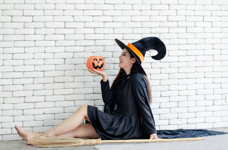 ハロウィンで魔女の仮装の準備