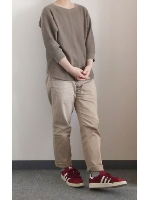 スウェット×チノパンツ