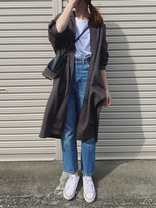 グレーのトレンチコート×白のTシャツ×デニムパンツ×白のスニーカー