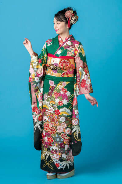 成人式の緑色の振袖の画像:濃い緑色