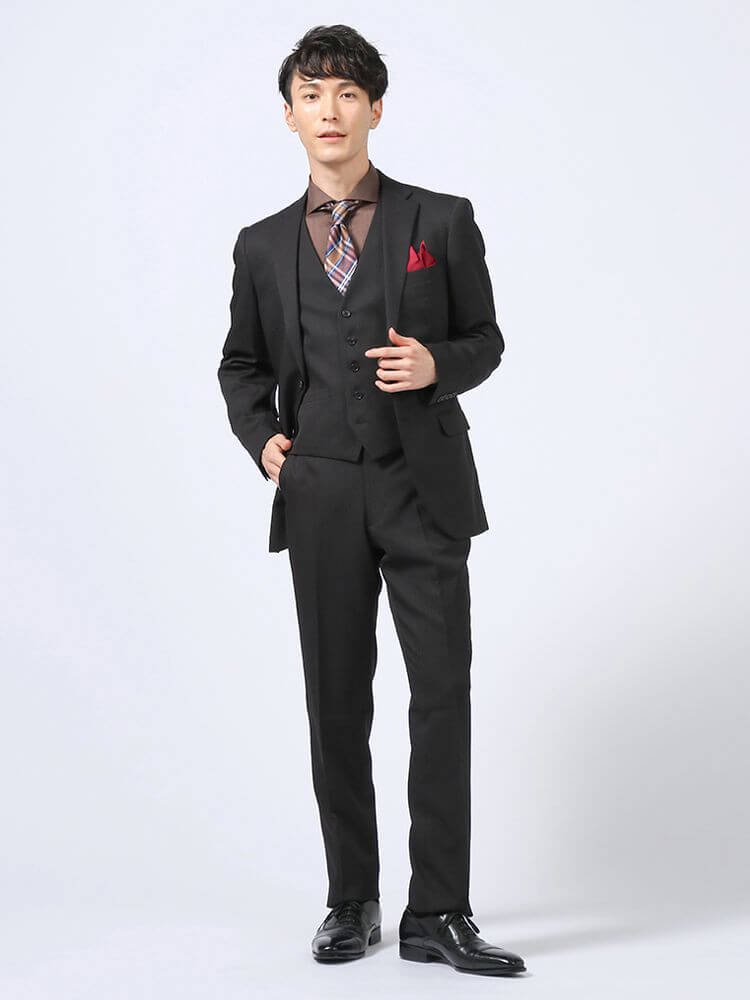 黒スーツ×ブラウンのシャツ×チェック柄ネクタイ