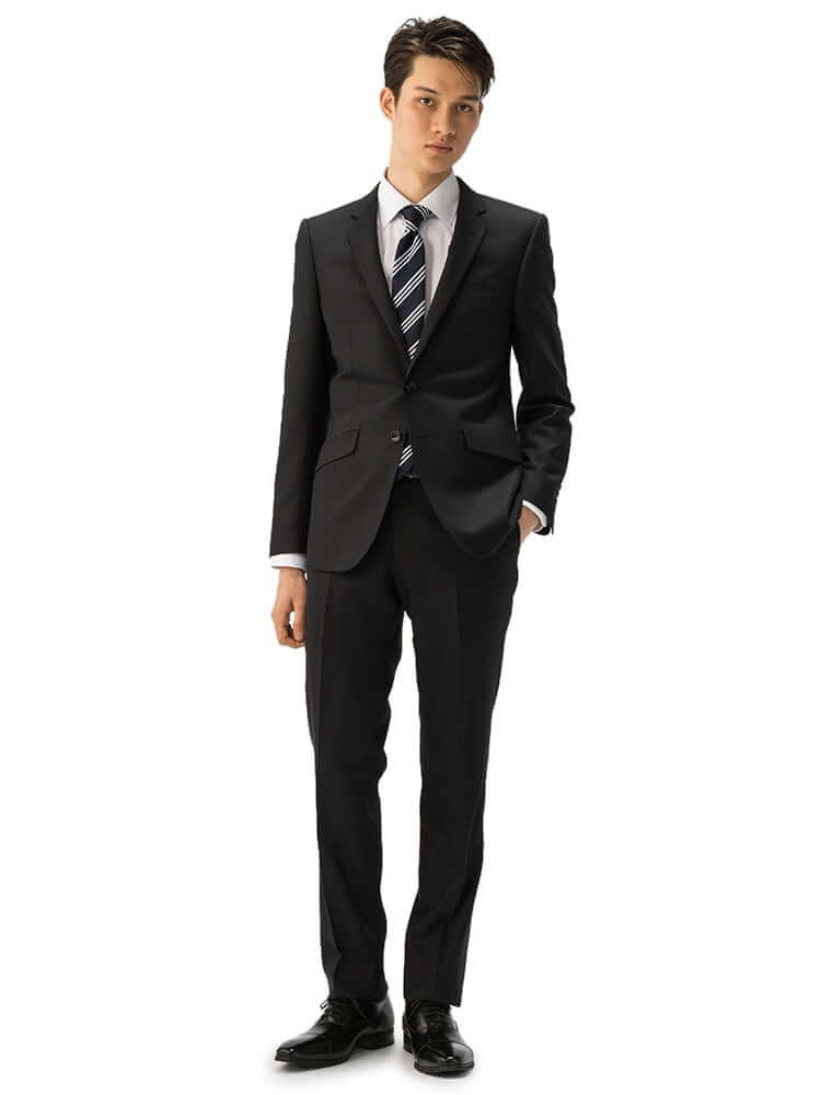黒スーツ×白シャツ×ストライプ柄ネクタイ