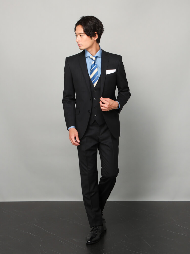 黒スーツ×水色シャツ×ストライプ柄ネクタイ