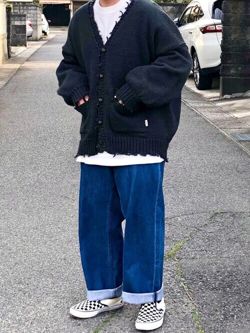 ネイビーのカーディガン×白のTシャツ×ワイドデニムパンツ×スリッポン