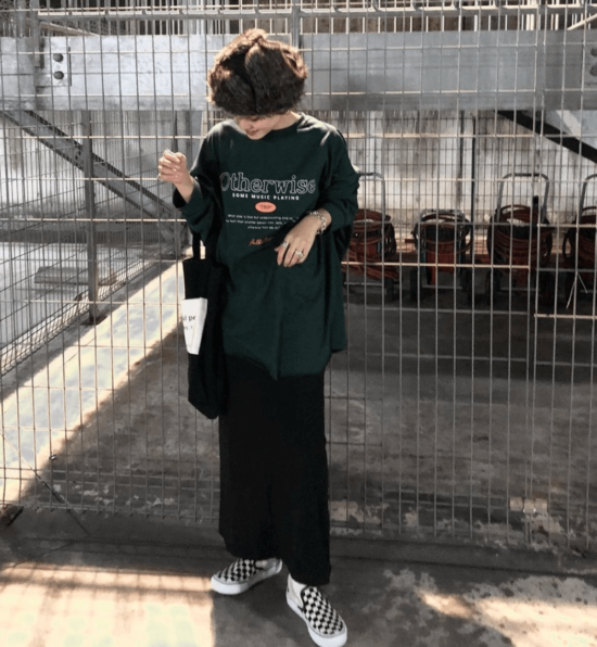 ロシア帽子×グリーンのロゴロンT×黒のタイトスカート×スリッポン