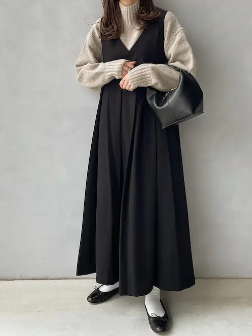 ジャンパースカート×ベージュのニット×黒のバレエシューズ×黒のバッグ