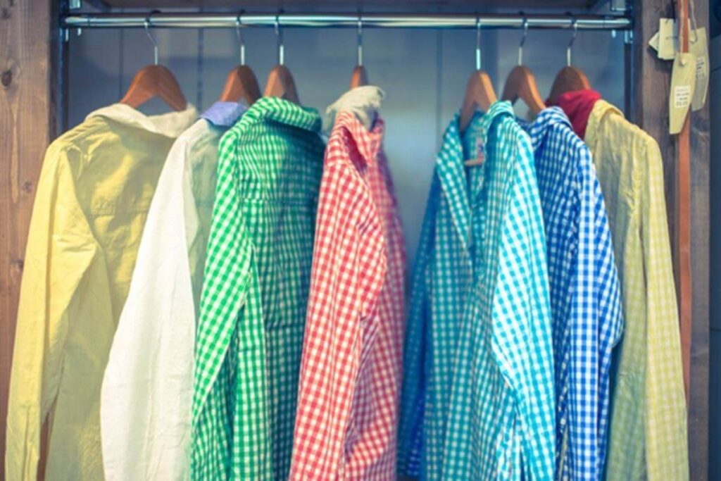 リネンシャツのアイロン方法：ハンガーに掛けて保管