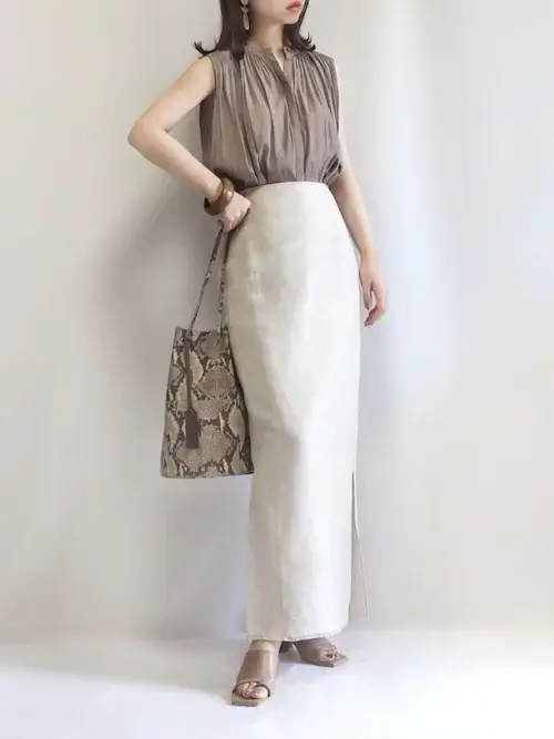 ロングスカート×ベージュのブラウス×ベージュのサンダル