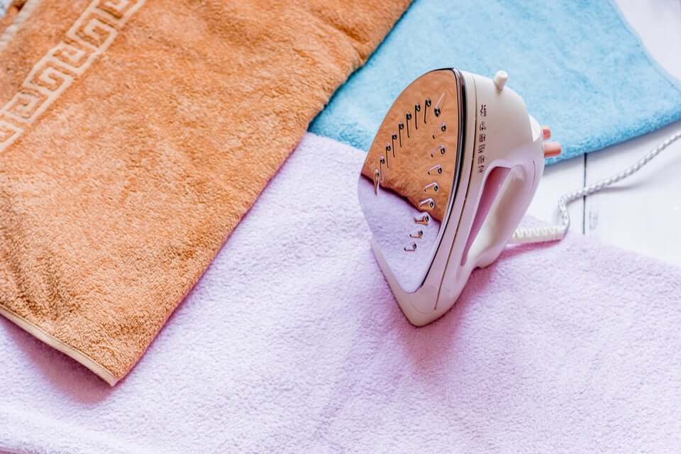 洗えない服のニオイを取る方法：アイロンと濡れタオル