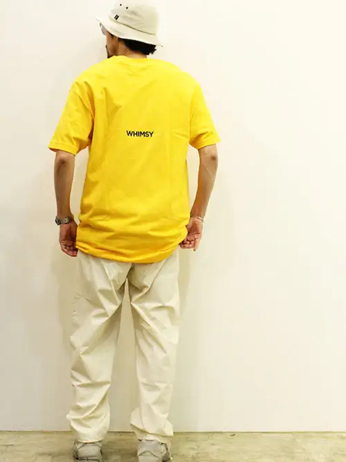 白パンツ×黄色のTシャツ×スニーカー×バケットハット