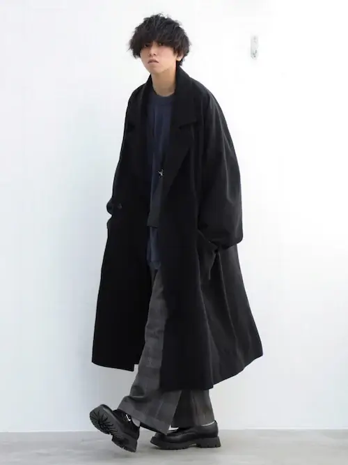 黒のチェスターコート×ブルーのニット×グレーのチェックパンツ×黒のローファー