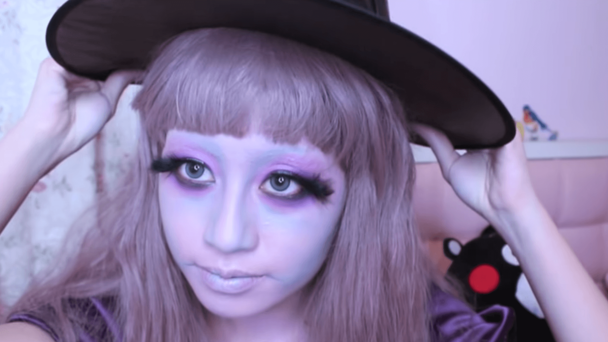 セクシーな紫の魔女メイク