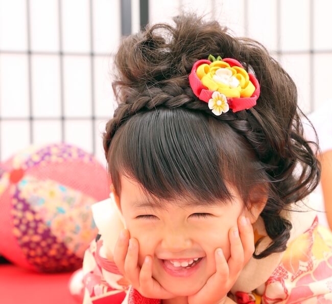【3歳女の子】七五三で人気の髪型：ウィッグを使ったサイドアップスタイル