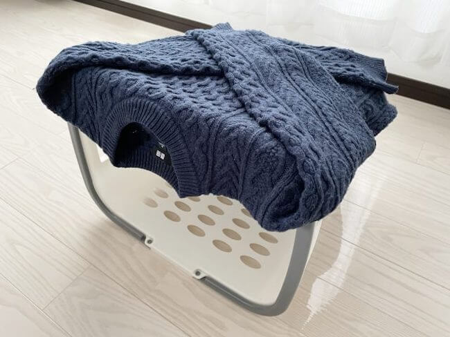 セーター・ニットの伸びない干し方：洗濯物カゴを利用