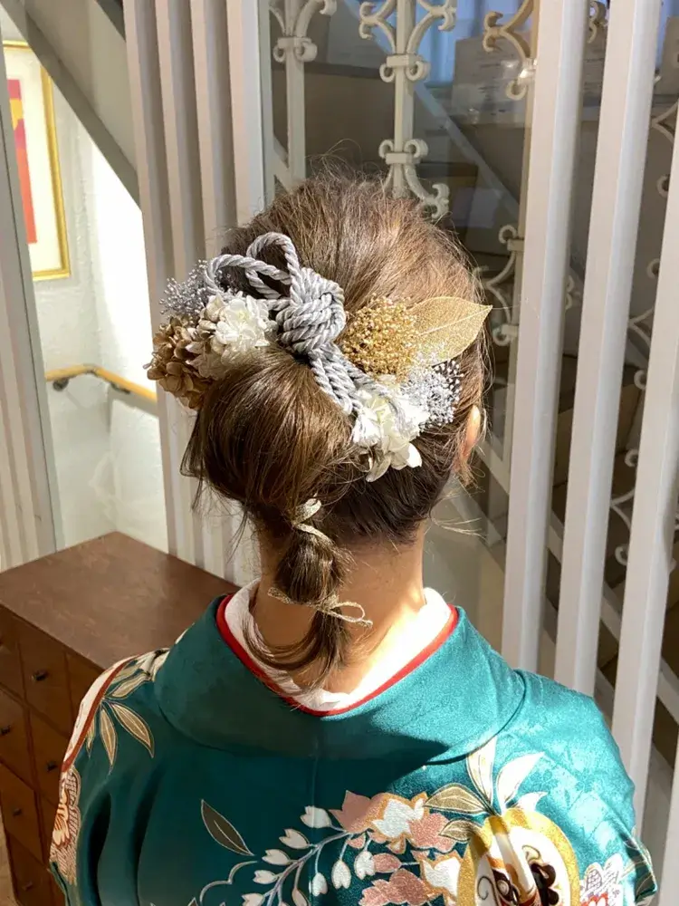 2023成人式におすすめの編み込みのミディアムの髪型：お団子ヘア