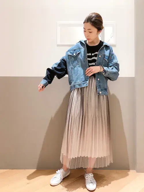 ベージュのチュールスカート×デニムジャケット×黒ロゴT×スニーカー