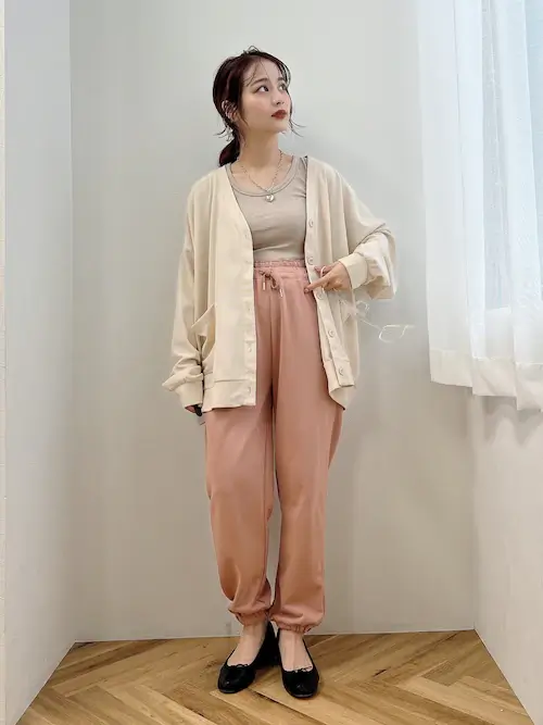 カーディガン×タンクトップ×スウェットパンツ×バレエシューズ