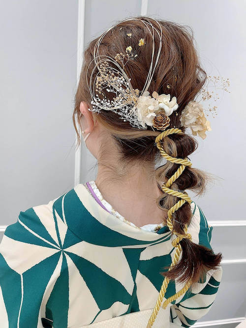 卒業式の袴に合うミディアムの髪型：玉ねぎ風ポニー