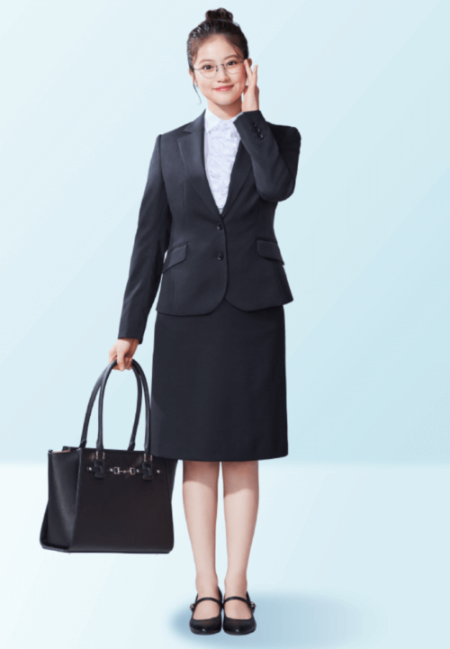 大学入学式のスーツのスカートスタイル：黒スーツ×白フリルシャツ