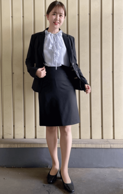 大学入学式のスーツのスカートスタイル：黒スーツ×水色のフリルブラウス