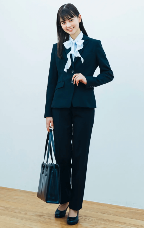大学入学式のスーツのパンツスタイル：黒スーツ×水色のリボンシャツ